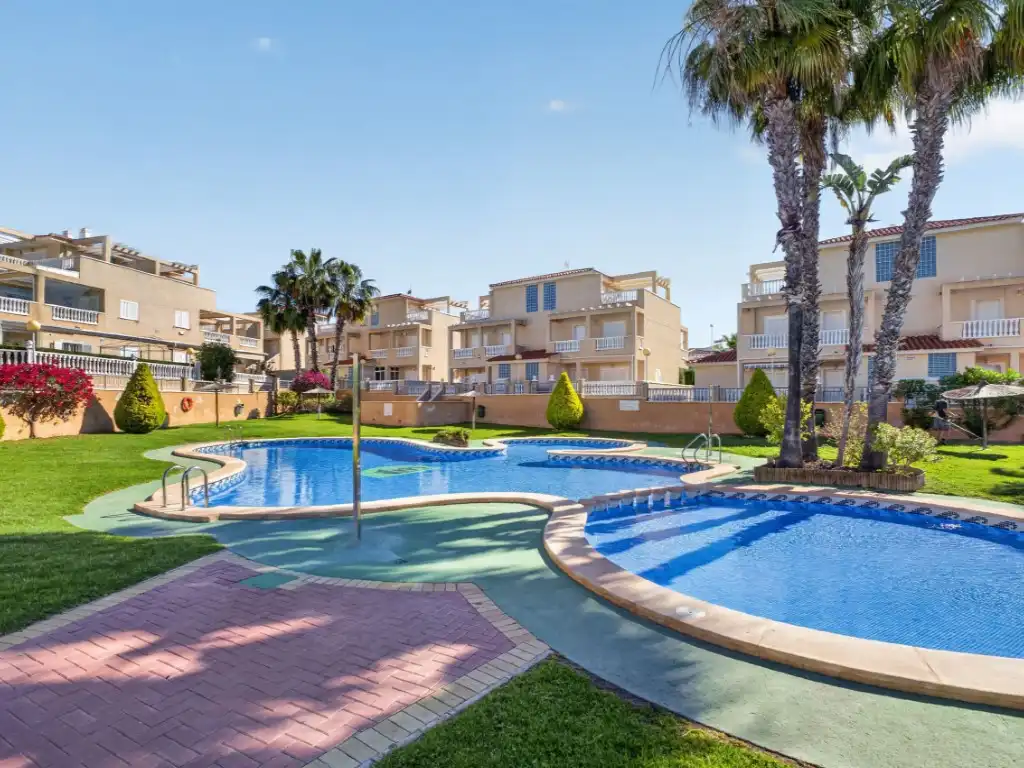 Piscina de Casa o xalet en venda en Orihuela amb Aire condicionat, Jardí privat i Piscina comunitària