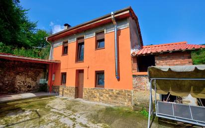 Vista exterior de Casa o xalet en venda en Langreo amb Calefacció, Terrassa i Piscina
