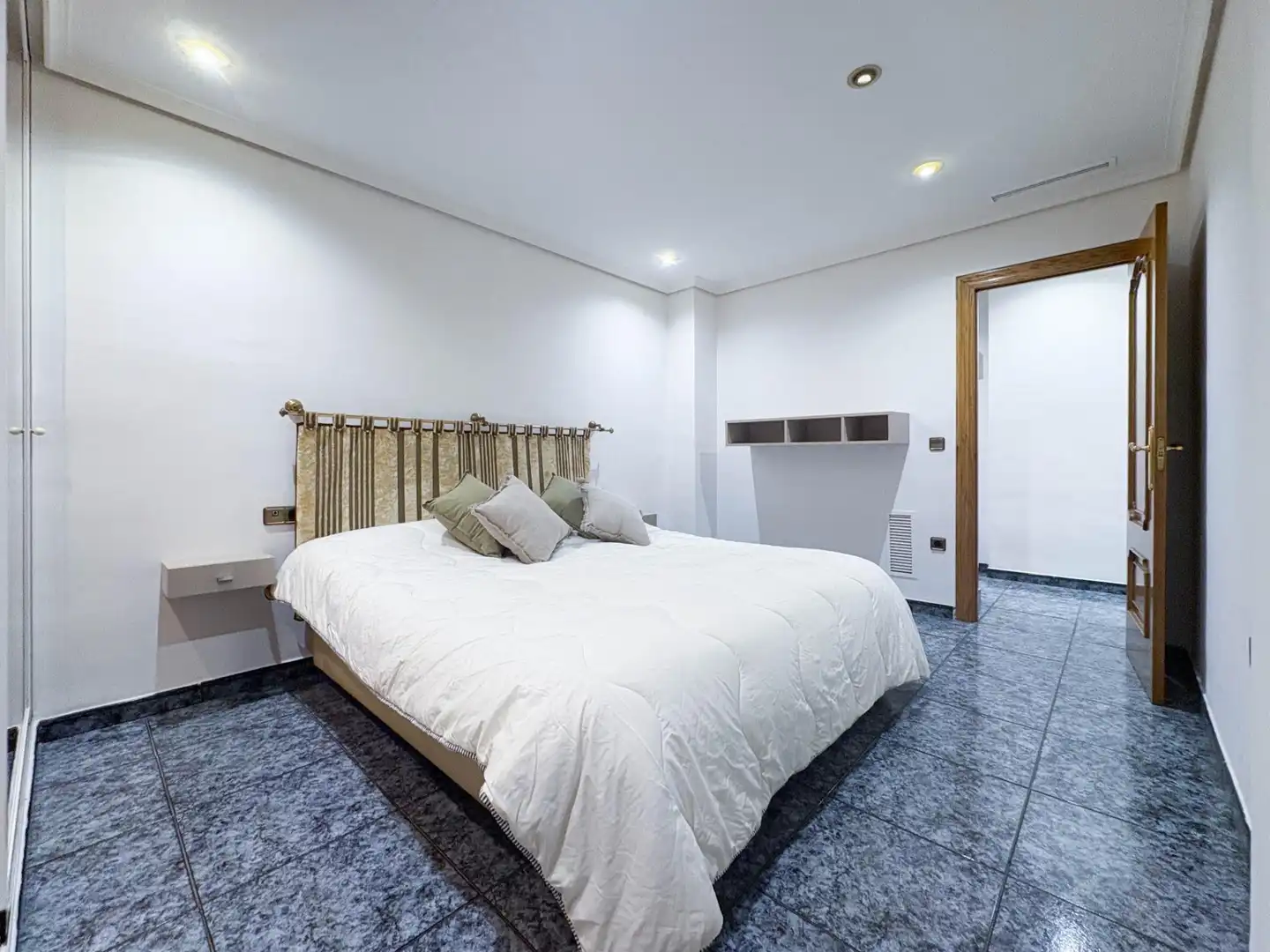 Schlafzimmer von Wohnung zur Miete in Valencia mit Klimaanlage, Heizung und Möbliert