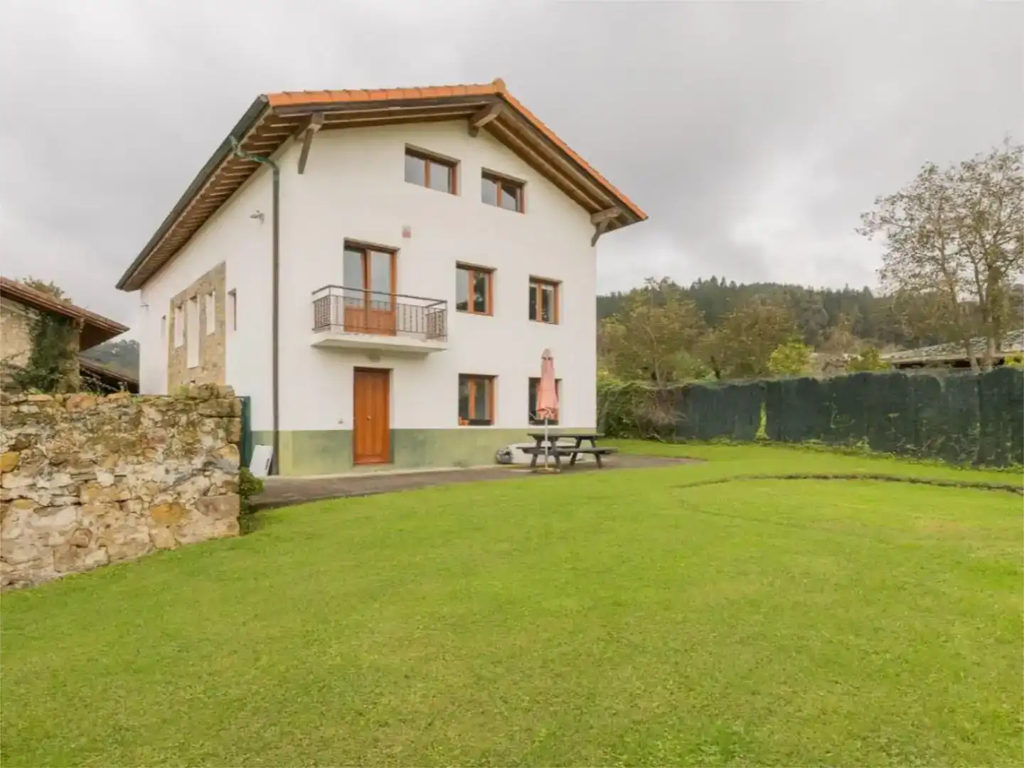 Vista exterior de Casa adosada en venda en Lezama amb Jardí privat i Balcó