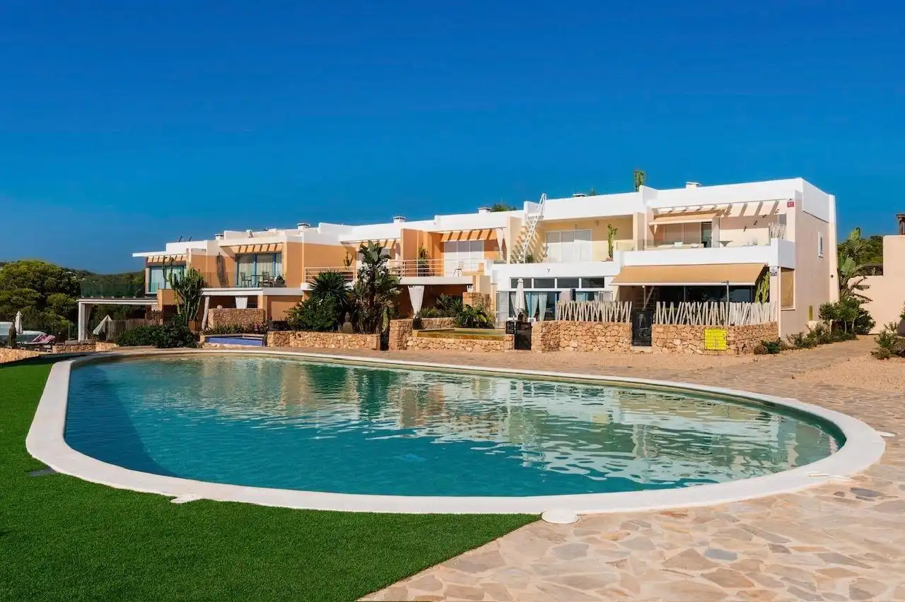 Piscina de Casa adosada en venda en Sant Josep de sa Talaia amb Aire condicionat, Calefacció i Jardí privat