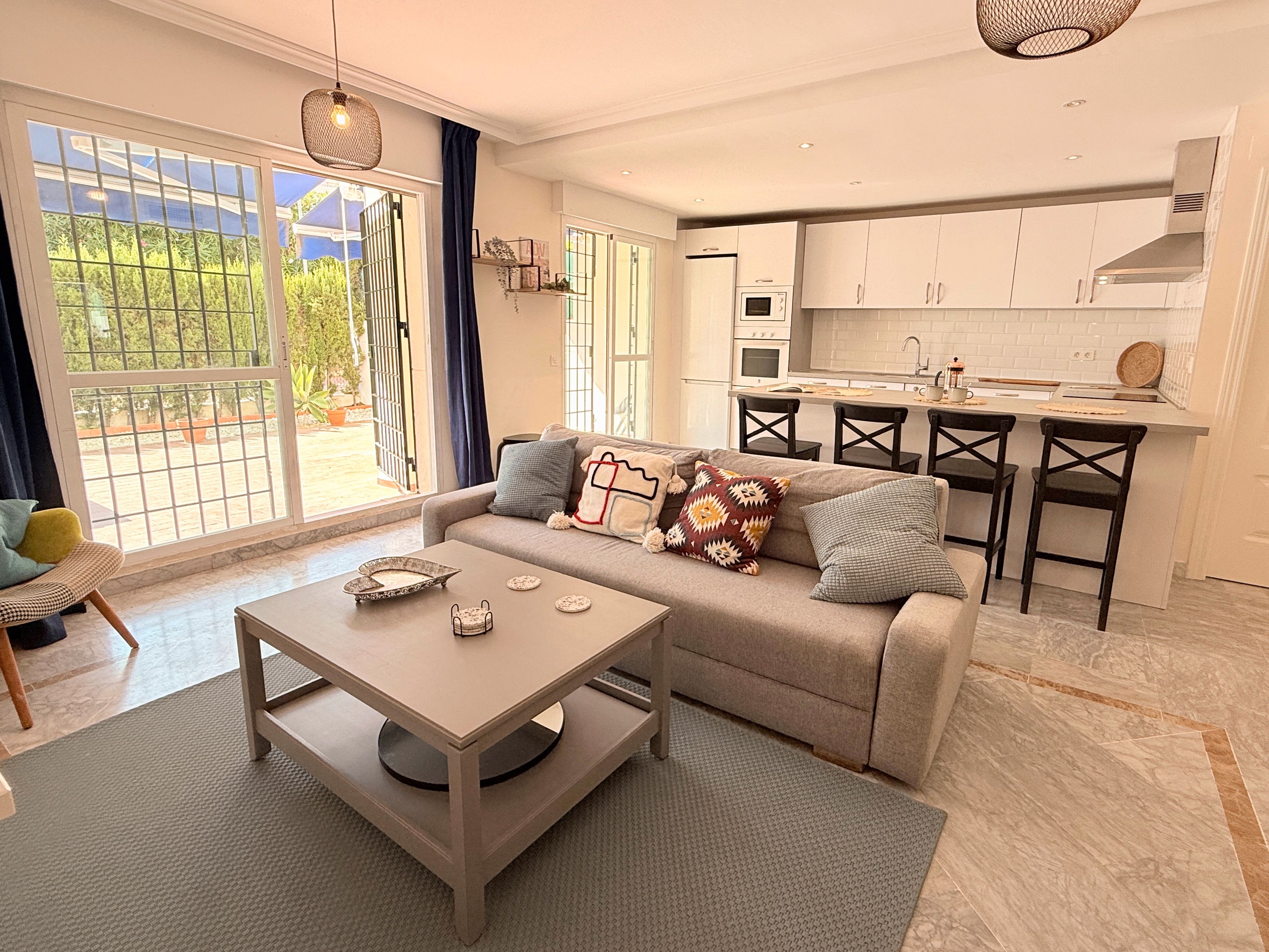 Sala d'estar de Apartament en venda en Marbella amb Jardí privat