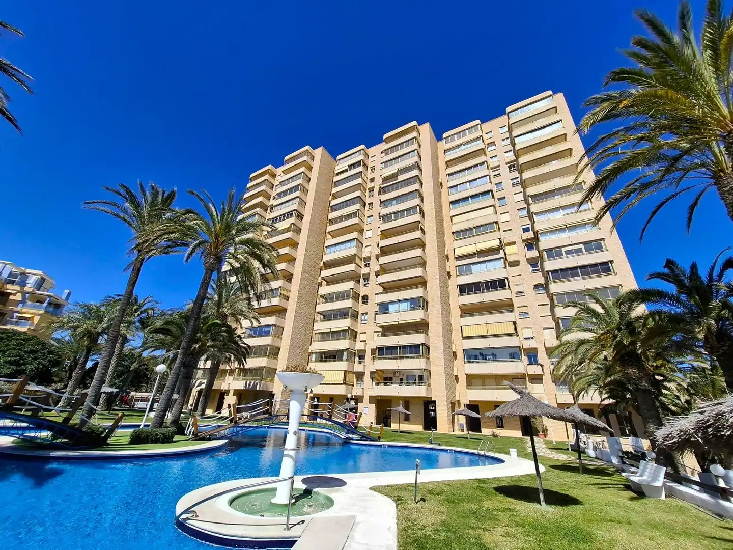 Vista exterior de Apartament en venda en El Campello amb Jardí privat, Terrassa i Piscina comunitària