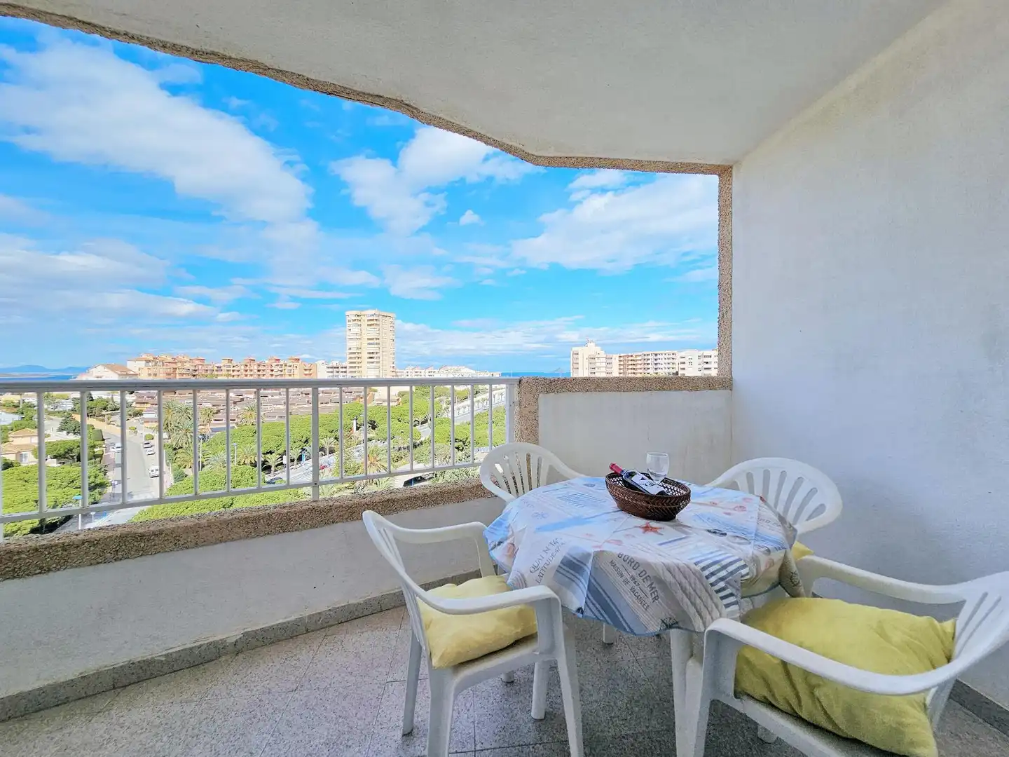 Habitación de Apartamento de alquiler en La Manga del Mar Menor con Terraza y Piscina