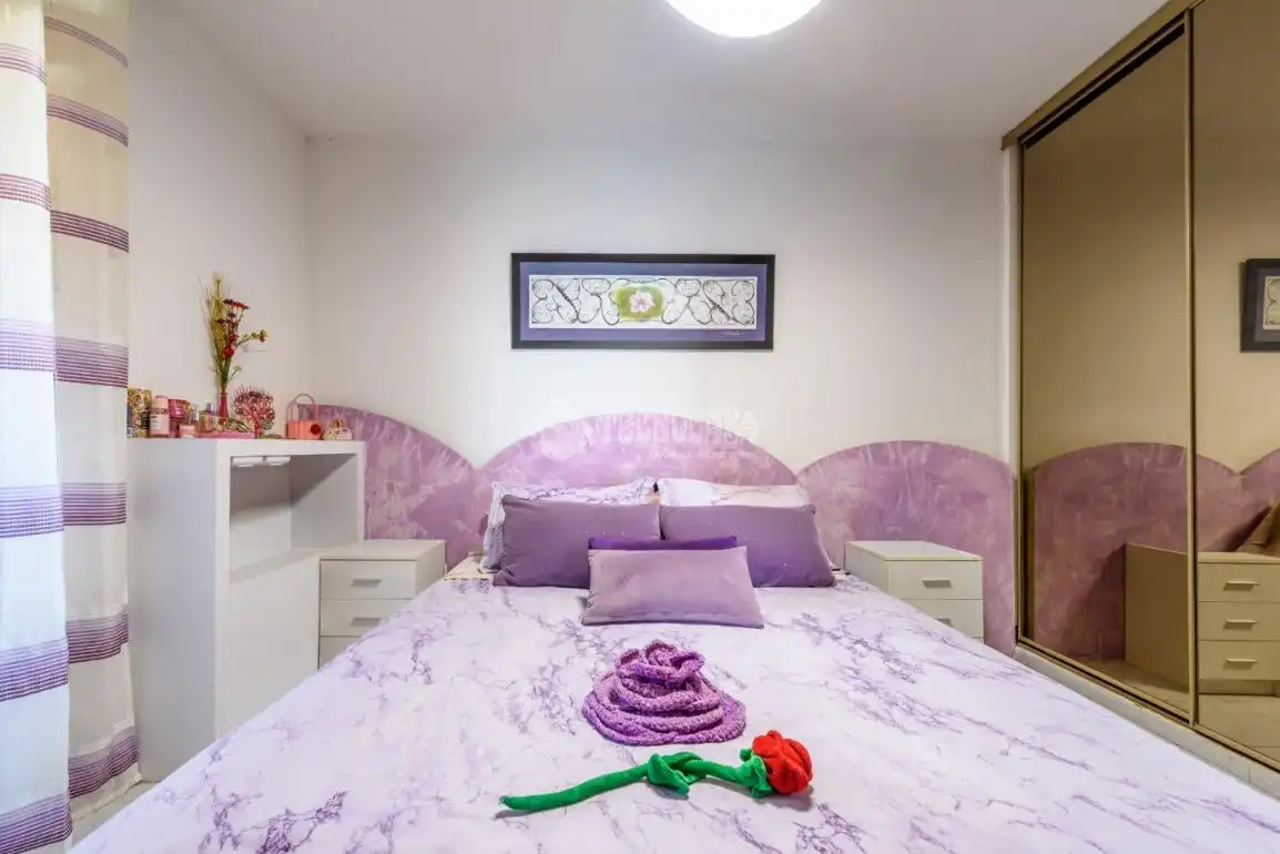 Semi-detached house with terrace for sale in Av. Corts Catalanes