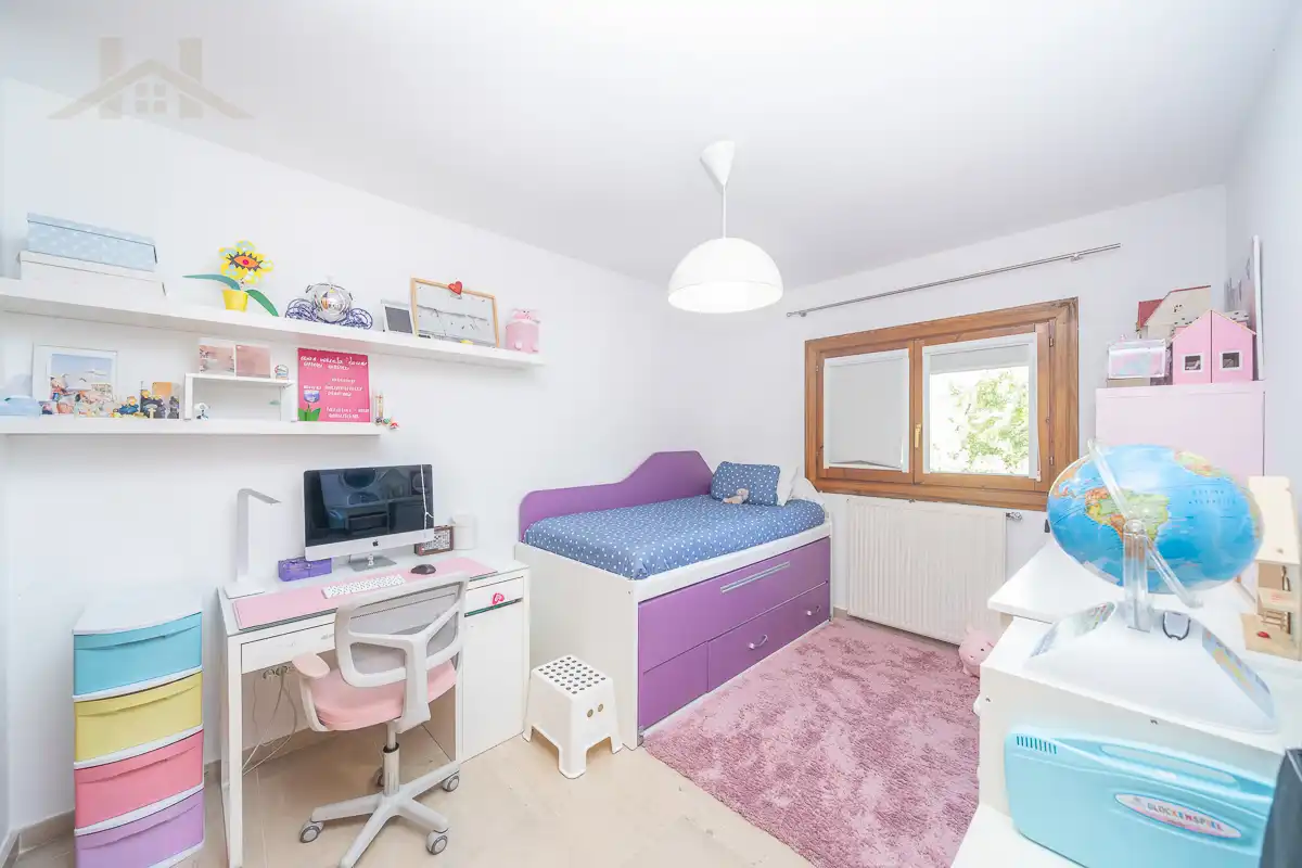 Habitación de Casa adosada en venta en Torrelodones con Aire acondicionado, Calefacción y Jardín privado