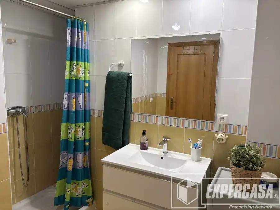 Bathroom of Flat for sale in Albal  with Air Conditioner, Terrace and Storage room