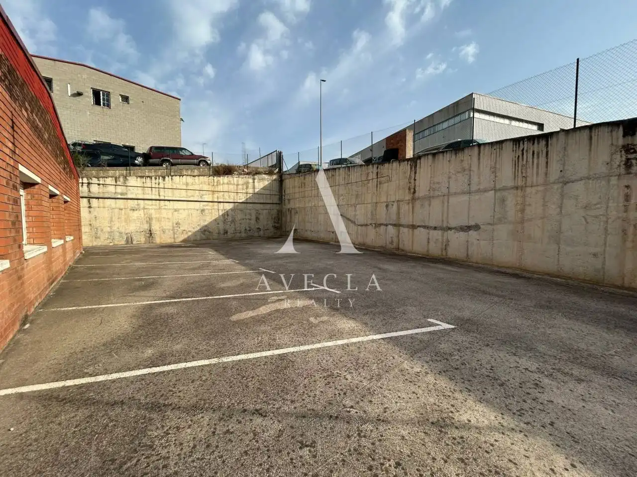 Parkplatz von Fabrikhallen zur Miete in Masquefa