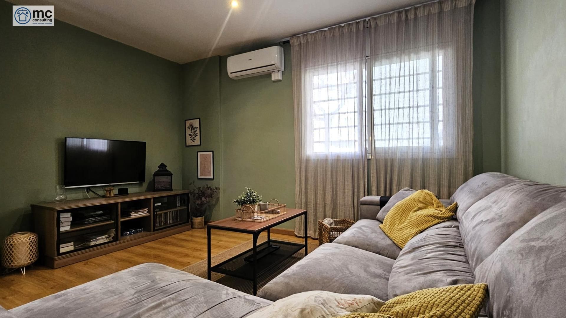 Sala d'estar de Planta baixa en venda en La Garriga amb Parquet, Terrassa i Piscina comunitària