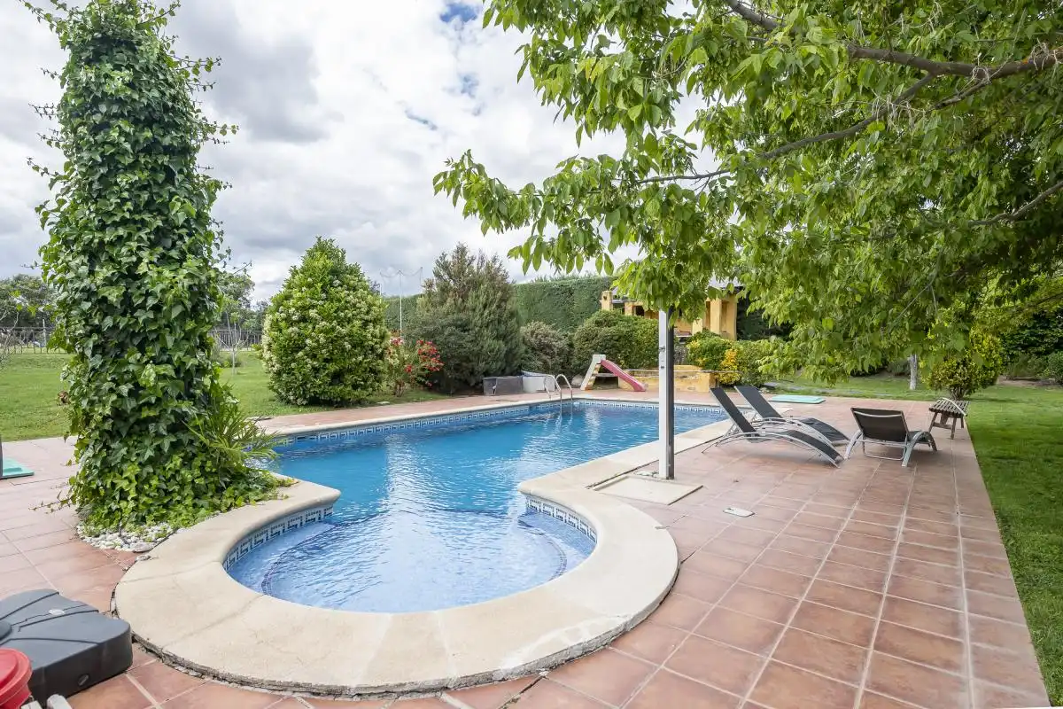 Piscina de Casa o chalet en venta en Boadilla del Monte con Aire acondicionado, Calefacción y Jardín privado