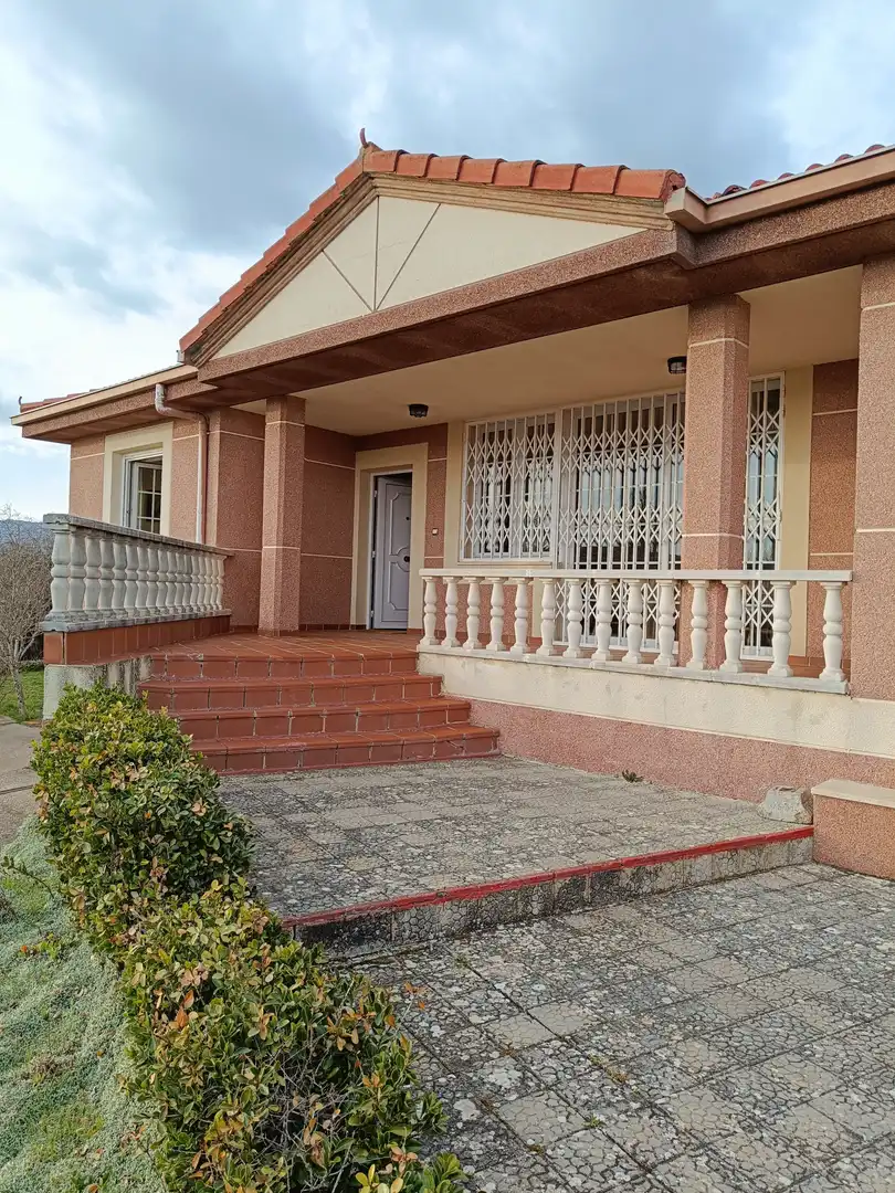 Vista exterior de Casa o xalet en venda en Aguilar de Campoo amb Calefacció i Terrassa
