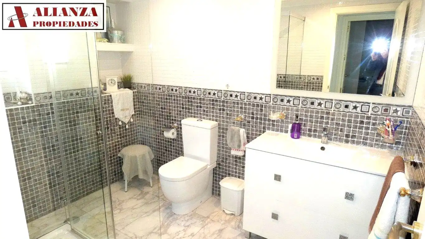 Bathroom of Flat for sale in Málaga  with Air Conditioner, Terrace and Furnished