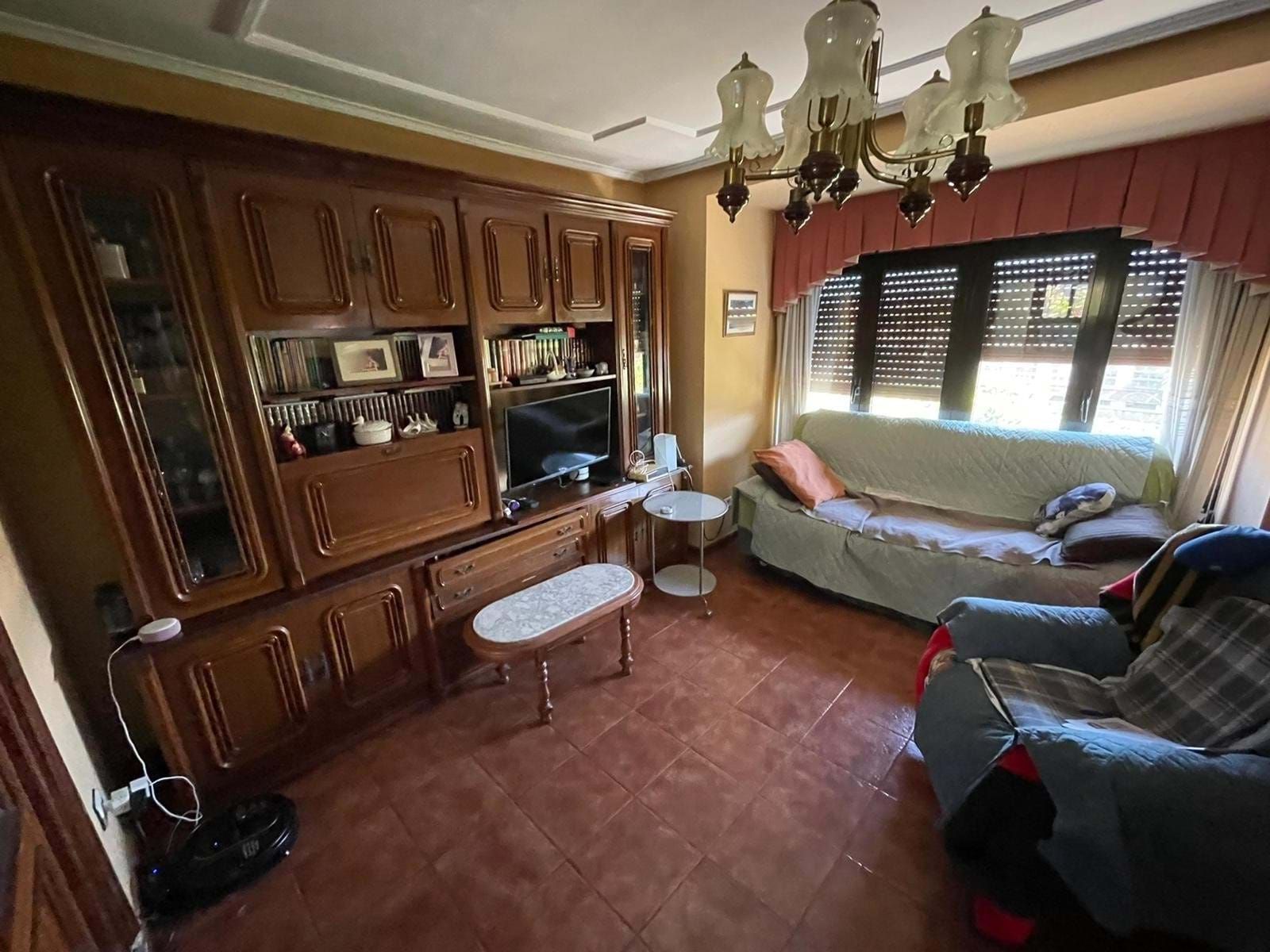 Sala d'estar de Casa o xalet en venda en Valle de Trápaga-Trapagaran amb Calefacció, Terrassa i Moblat