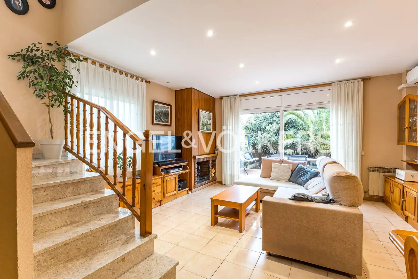Living room of Houses for sale in Sant Cugat del Vallès  with Air Conditioner, Heating and Private garden
