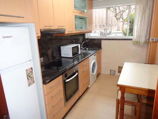 Cuina de Apartament en venda en Santiago de Compostela  amb Calefacció, Moblat i Forn