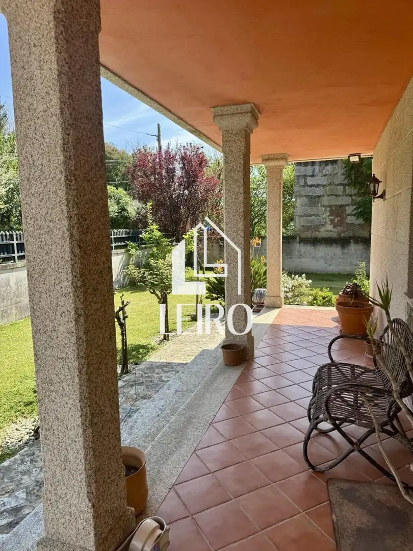 Terrassa de Casa o xalet en venda en Vilagarcía de Arousa amb Calefacció, Jardí privat i Parquet