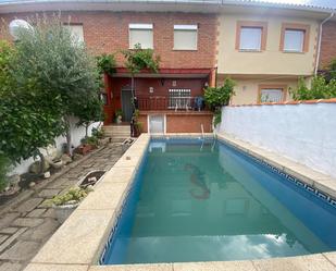 Piscina de Casa adosada en venda en Villa del Prado amb Piscina