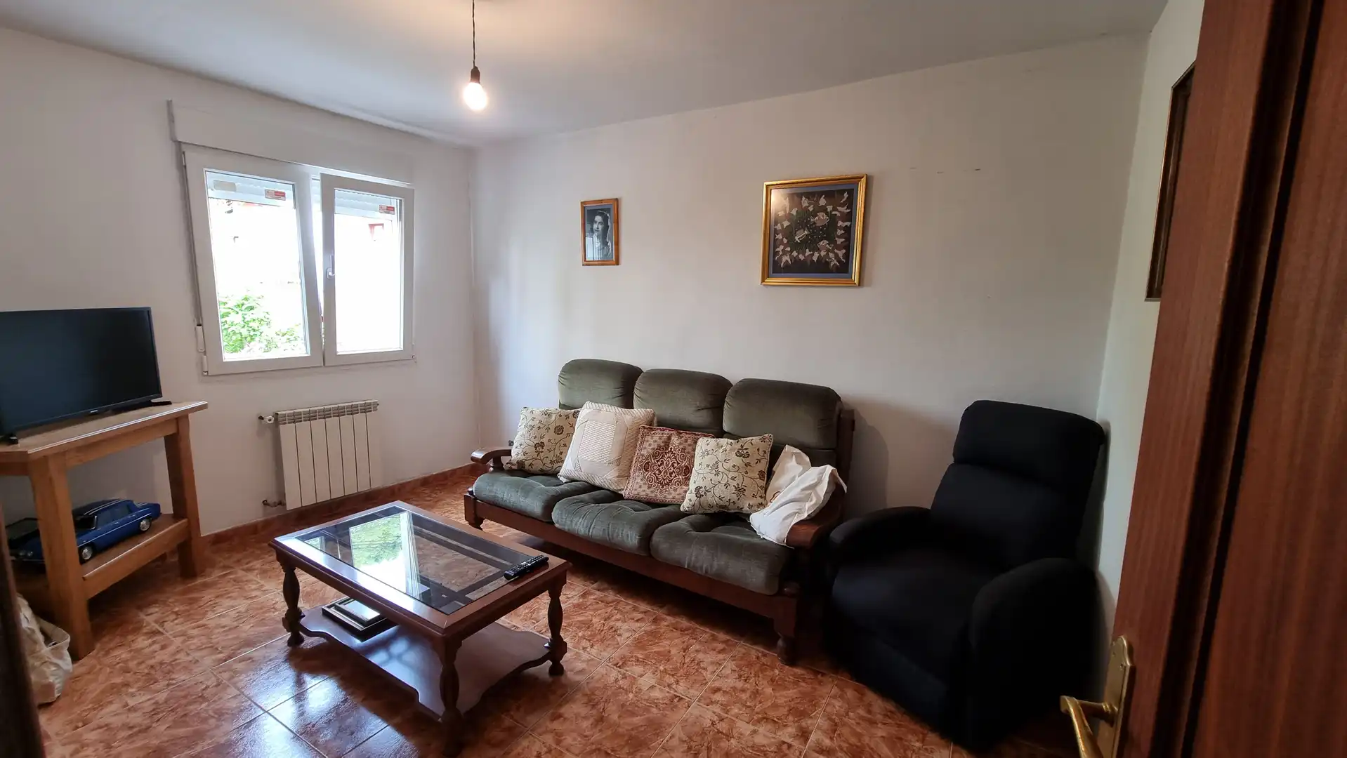 Sala d'estar de Casa adosada en venda en Cabrales amb Calefacció i Moblat
