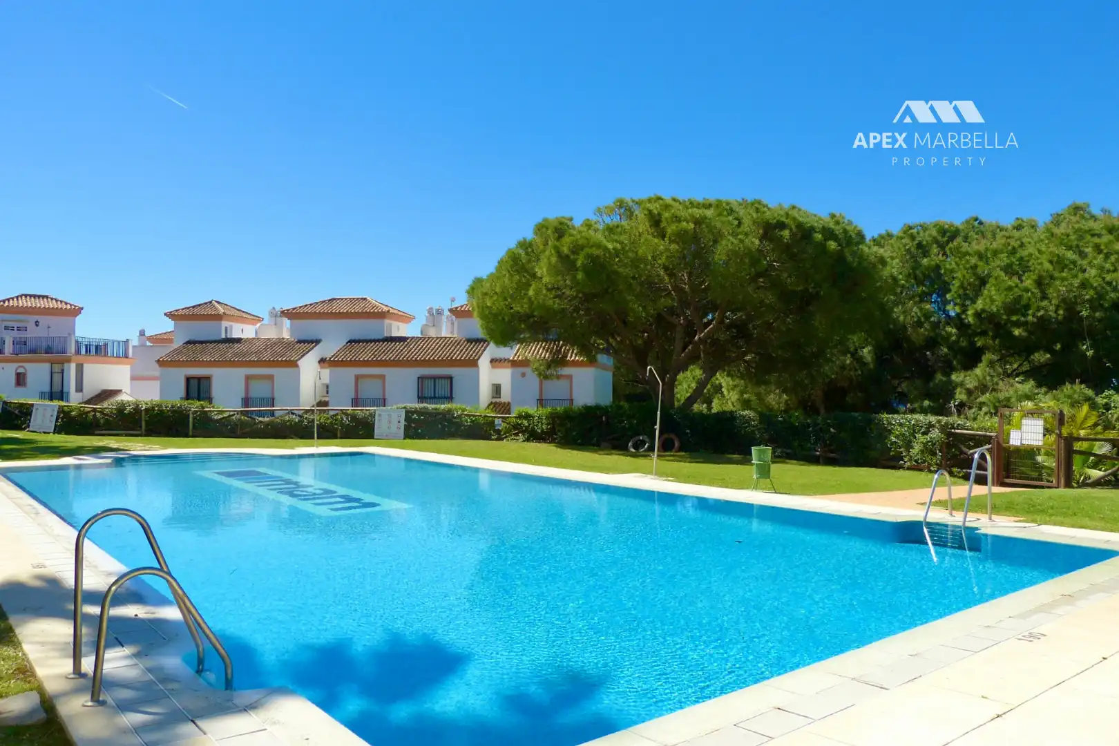 Schwimmbecken von Einfamilien-Reihenhaus zum Verkauf in Marbella mit Klimaanlage, Privatgarten und Terrasse