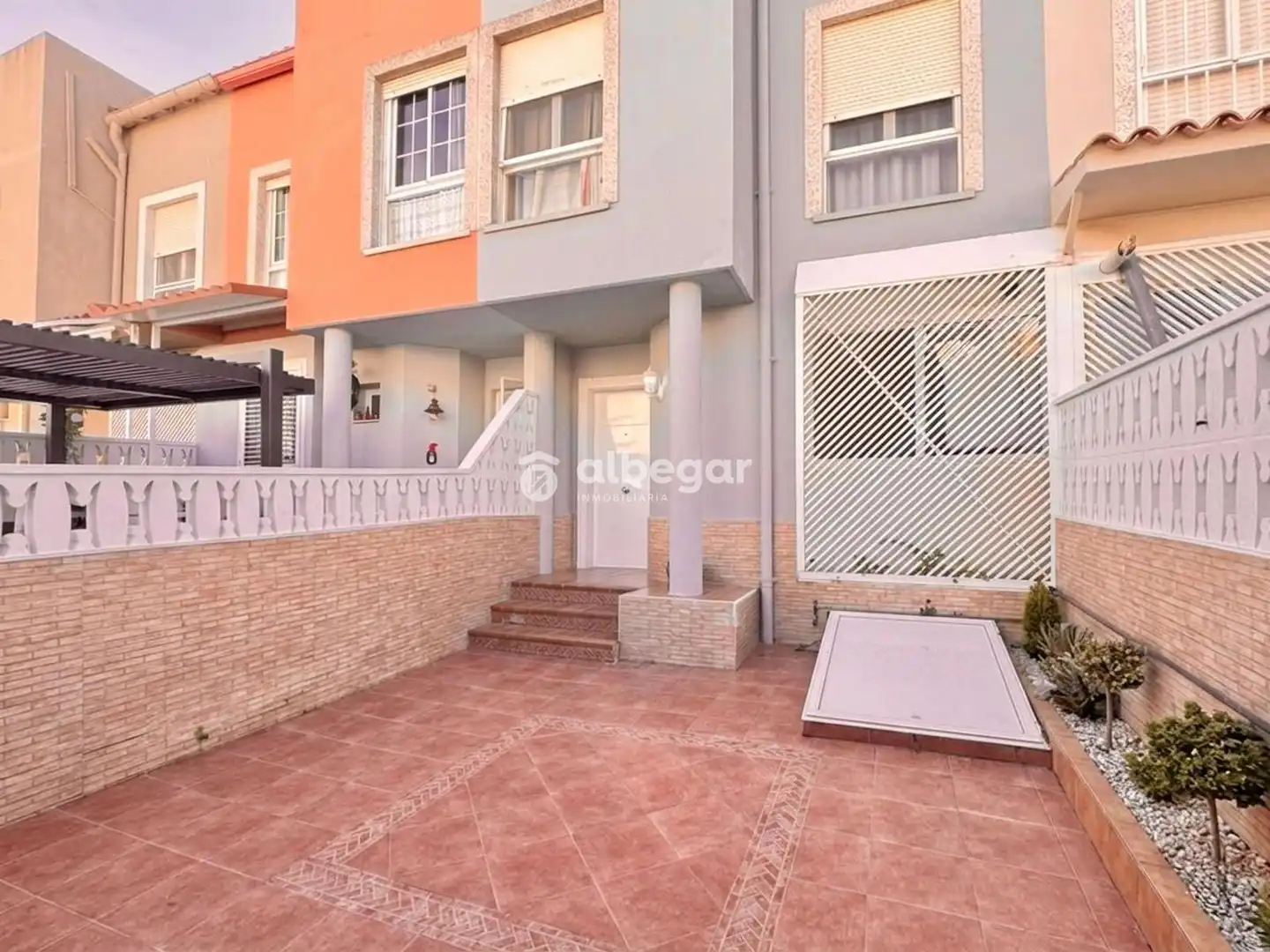 Vista exterior de Casa adosada en venda en Alfafar amb Aire condicionat, Jardí privat i Terrassa