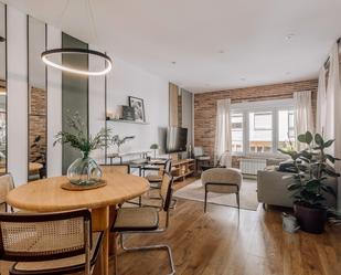 Sala d'estar de Apartament de lloguer en  Madrid Capital amb Aire condicionat, Calefacció i Moblat