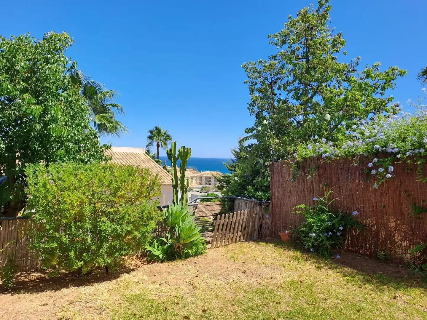Garten von Einfamilien-Reihenhaus zum Verkauf in Manilva mit Klimaanlage, Heizung und Privatgarten