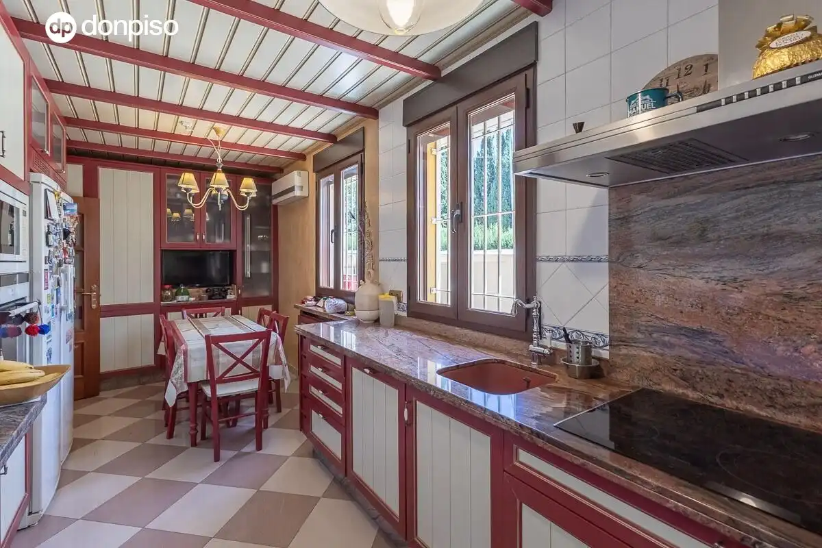 Cocina de Casa o chalet en venta en Granada con Aire acondicionado, Calefacción y Jardín privado