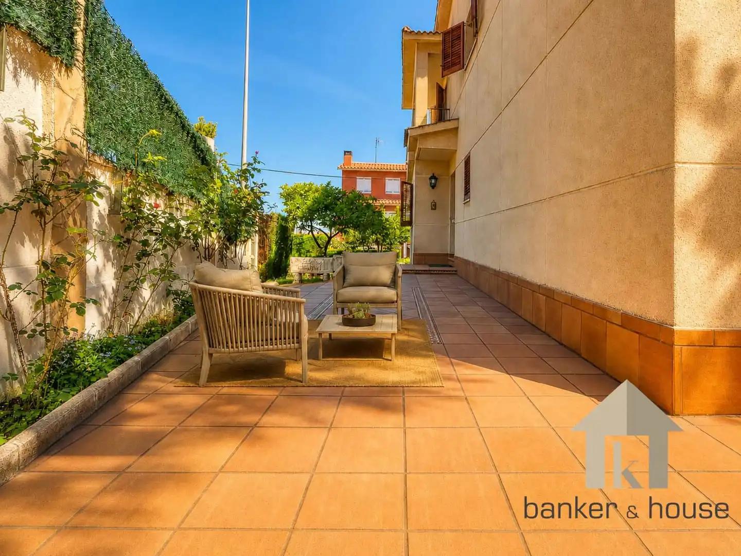 Vista exterior de Casa o xalet en venda en Cerdanyola del Vallès amb Aire condicionat, Calefacció i Jardí privat