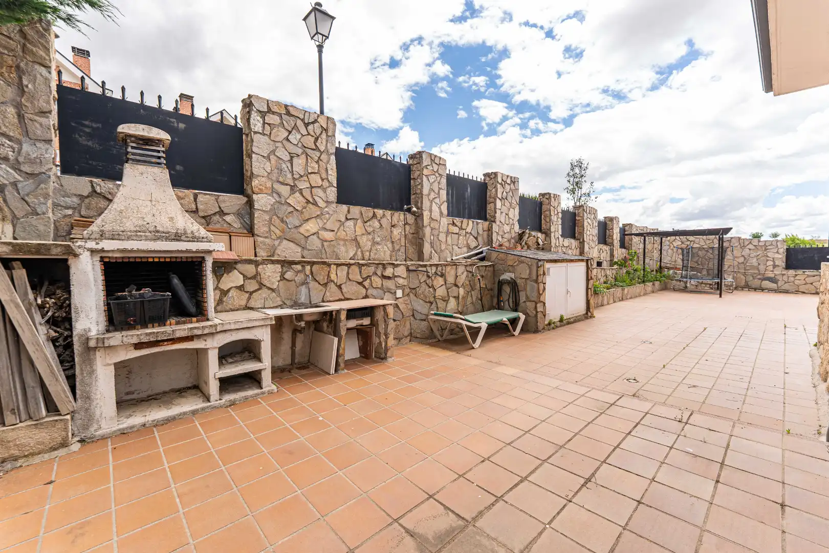 Terrassa de Casa adosada en venda en Arroyomolinos (Madrid) amb Calefacció, Jardí privat i Moblat