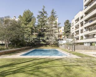 Swimming pool of Apartment for sale in  Barcelona Capital  with Air Conditioner, Heating and Private garden