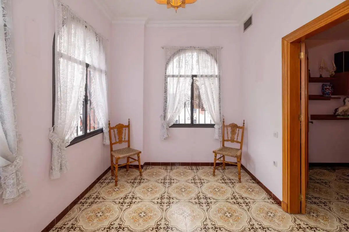 Menjador de Casa adosada en venda en Dos Hermanas amb Aire condicionat, Calefacció i Jardí privat