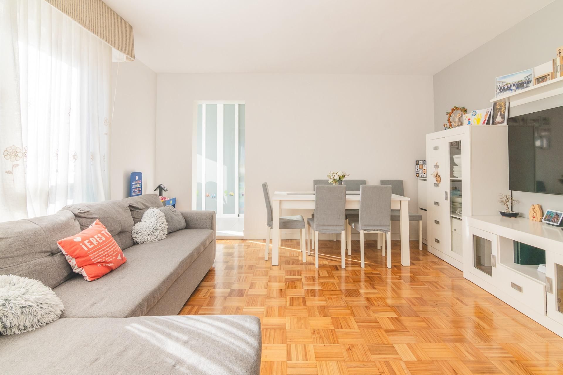 Living room of Flat for sale in Valle de Elorz / Elortzibar  with Air Conditioner, Heating and Balcony