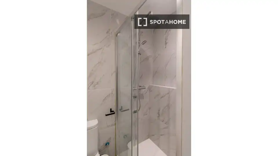 Bathroom of Flat for rent in Gràcia