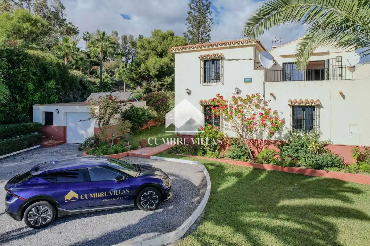 Vista exterior de Casa o xalet en venda en Nerja amb Jardí privat i Terrassa