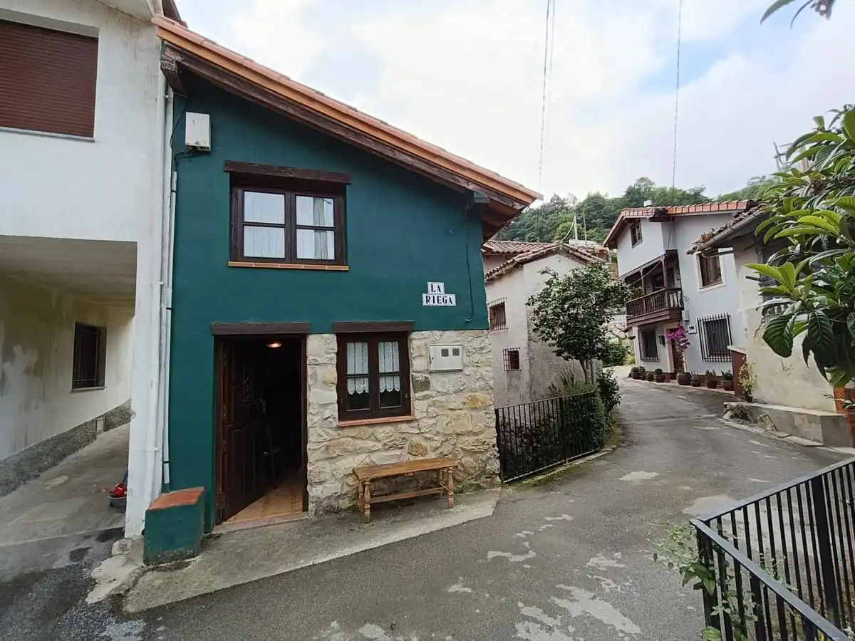Außenansicht von Einfamilien-Reihenhaus zum Verkauf in Llanes mit Heizung und Möbliert
