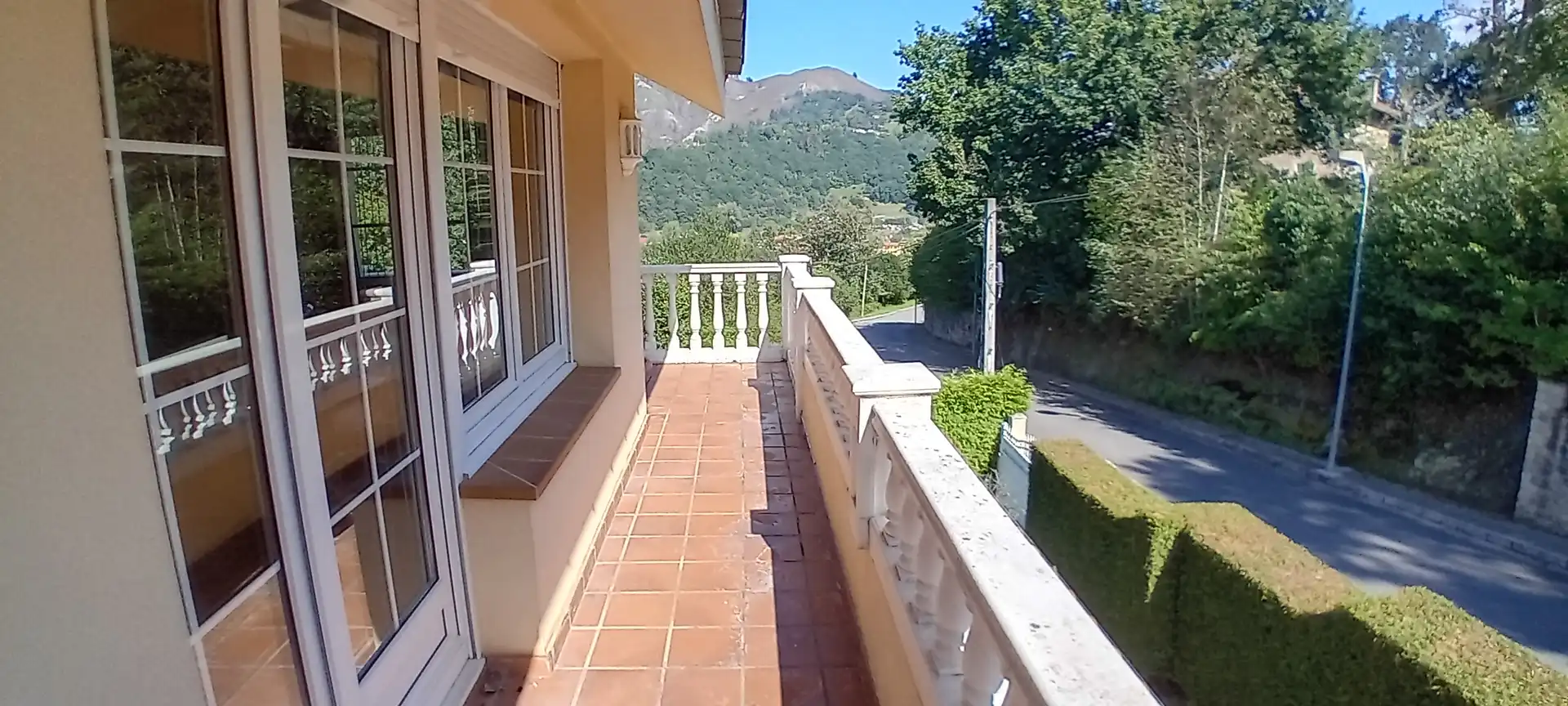 Vista exterior de Casa o xalet en venda en Parres amb Calefacció, Jardí privat i Parquet