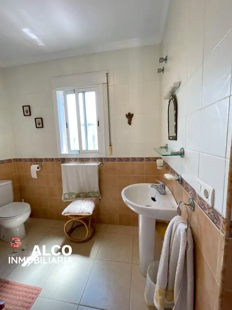 Bany de Casa o xalet en venda en Torrox amb Aire condicionat, Terrassa i Piscina