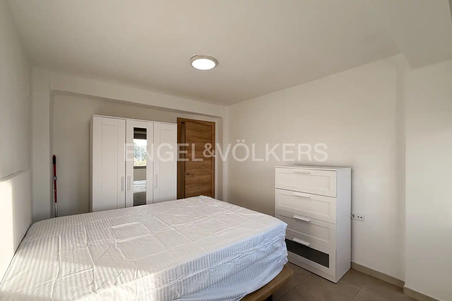 Schlafzimmer von Wohnung zur Miete in Valencia mit Klimaanlage, Heizung und Möbliert
