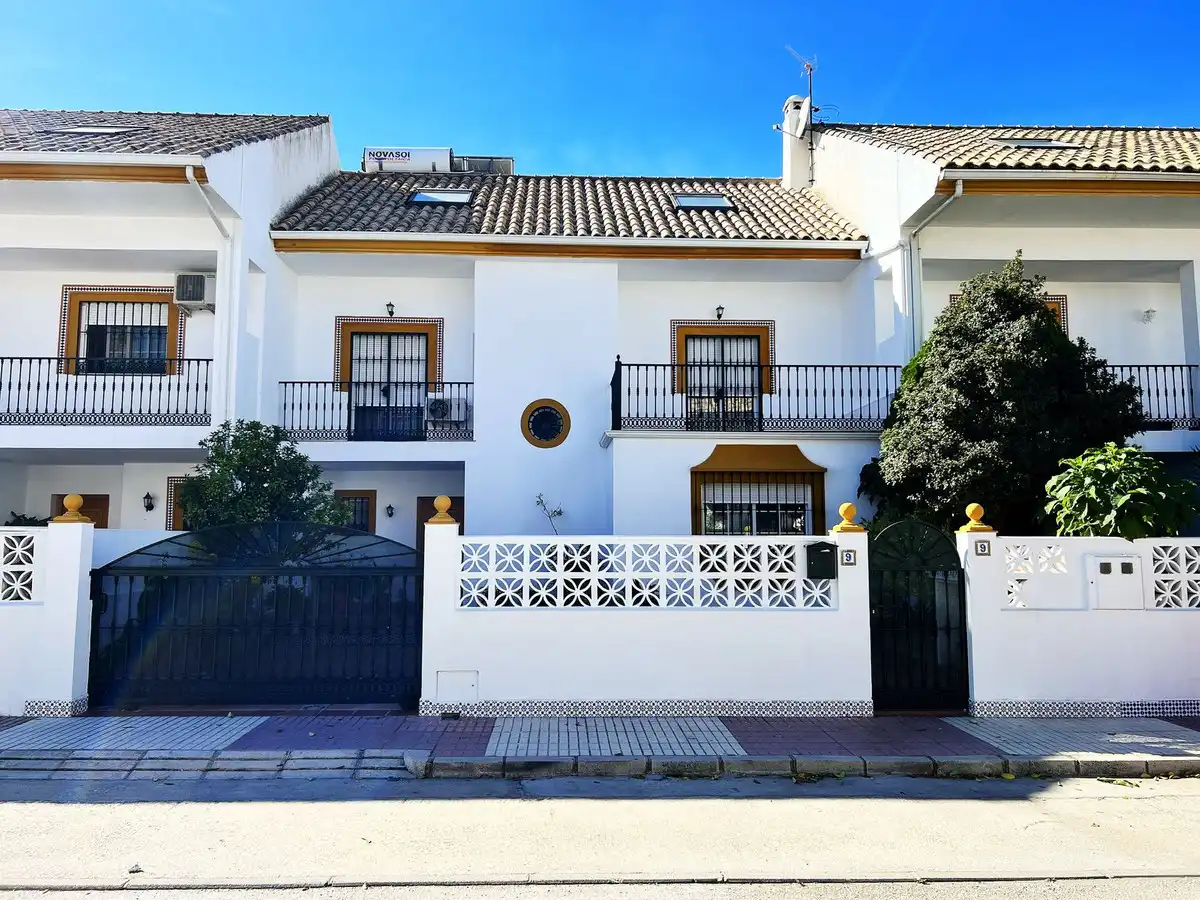 Terraced house with garden for sale in San Pedro de Alcántara