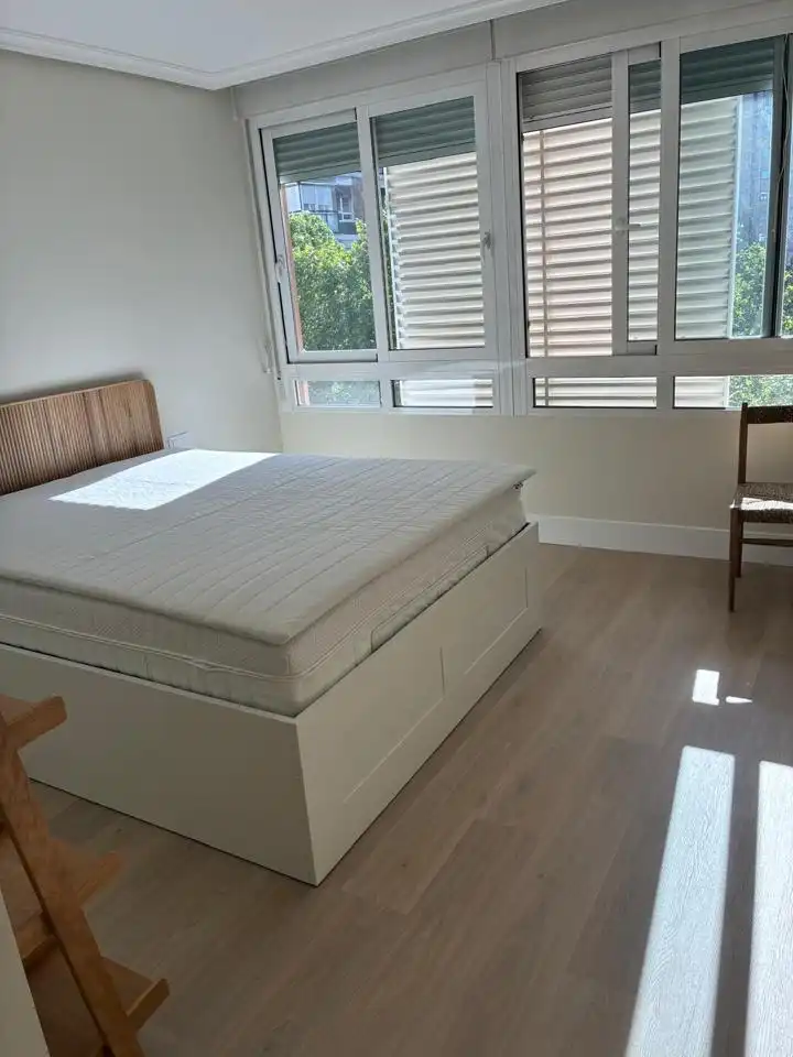 Schlafzimmer von Wohnungen zur Miete in Madrid mit Klimaanlage, Heizung und Möbliert