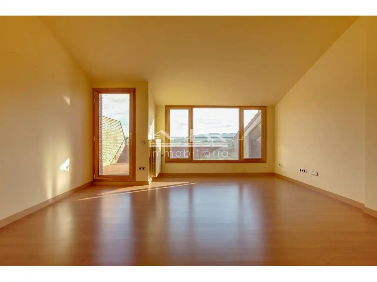Living room of Duplexes for sale in Vic  with Air Conditioner, Heating and Parquet flooring