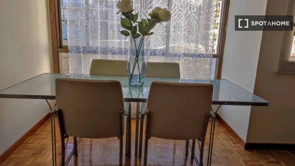 Comedor de Apartamento para compartir en Madrid con Aire acondicionado, Terraza y Amueblado
