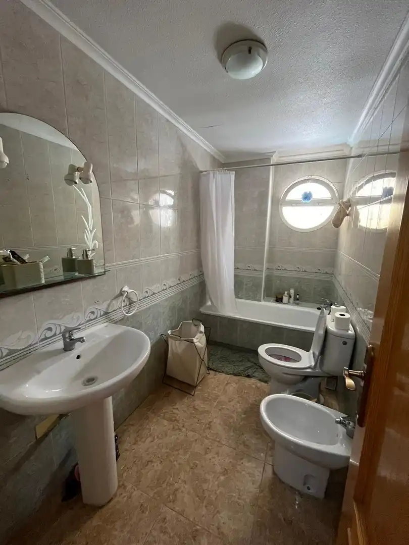 Baño de Piso de alquiler en Torrevieja con Aire acondicionado, Calefacción y Terraza