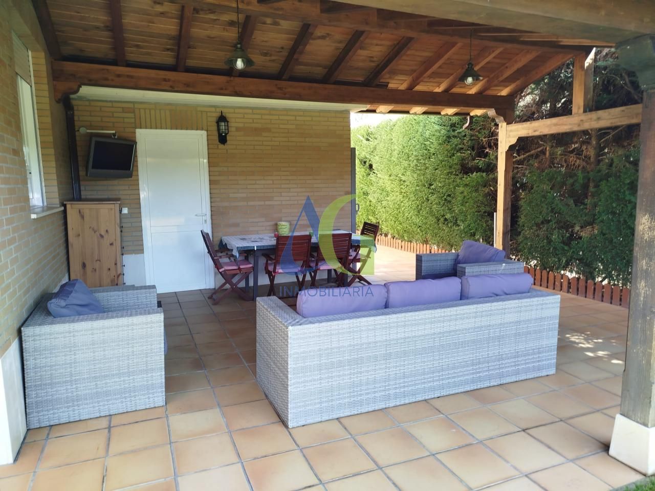 Terrassa de Casa o xalet en venda en Villaquilambre amb Calefacció, Jardí privat i Parquet