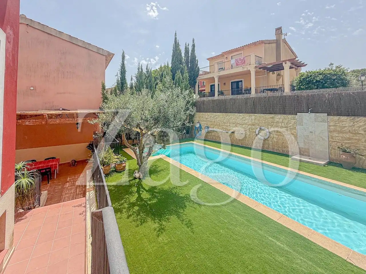 Casa amb piscina en venda a Pueblo - Urbanizaciones