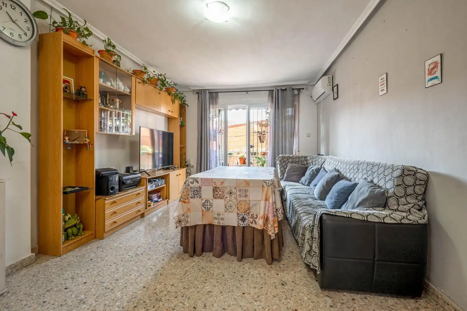 Living room of Flat for sale in Granada  with Air Conditioner, Heating and Terrace