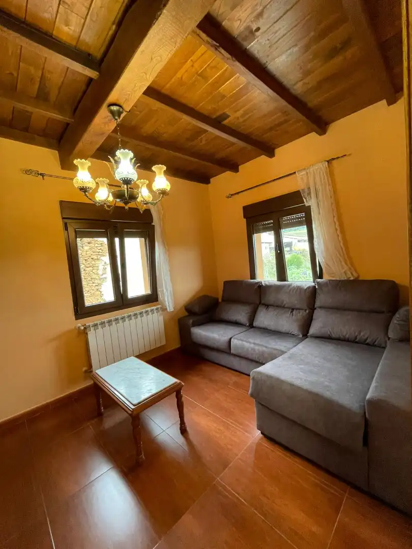 Sala de estar de Finca rústica de alquiler en Tineo con Calefacción, Jardín privado y Parquet