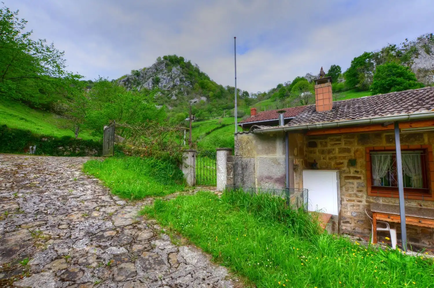 Vista exterior de Casa o xalet en venda en Piloña amb Calefacció, Terrassa i Traster