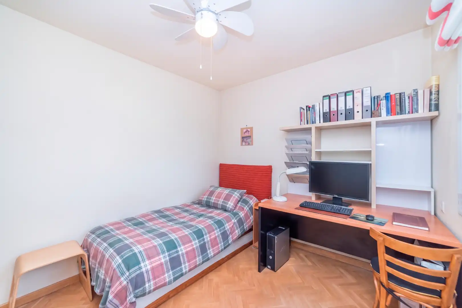 Habitación de Casa adosada en venta en Madrid con Aire acondicionado, Calefacción y Jardín privado