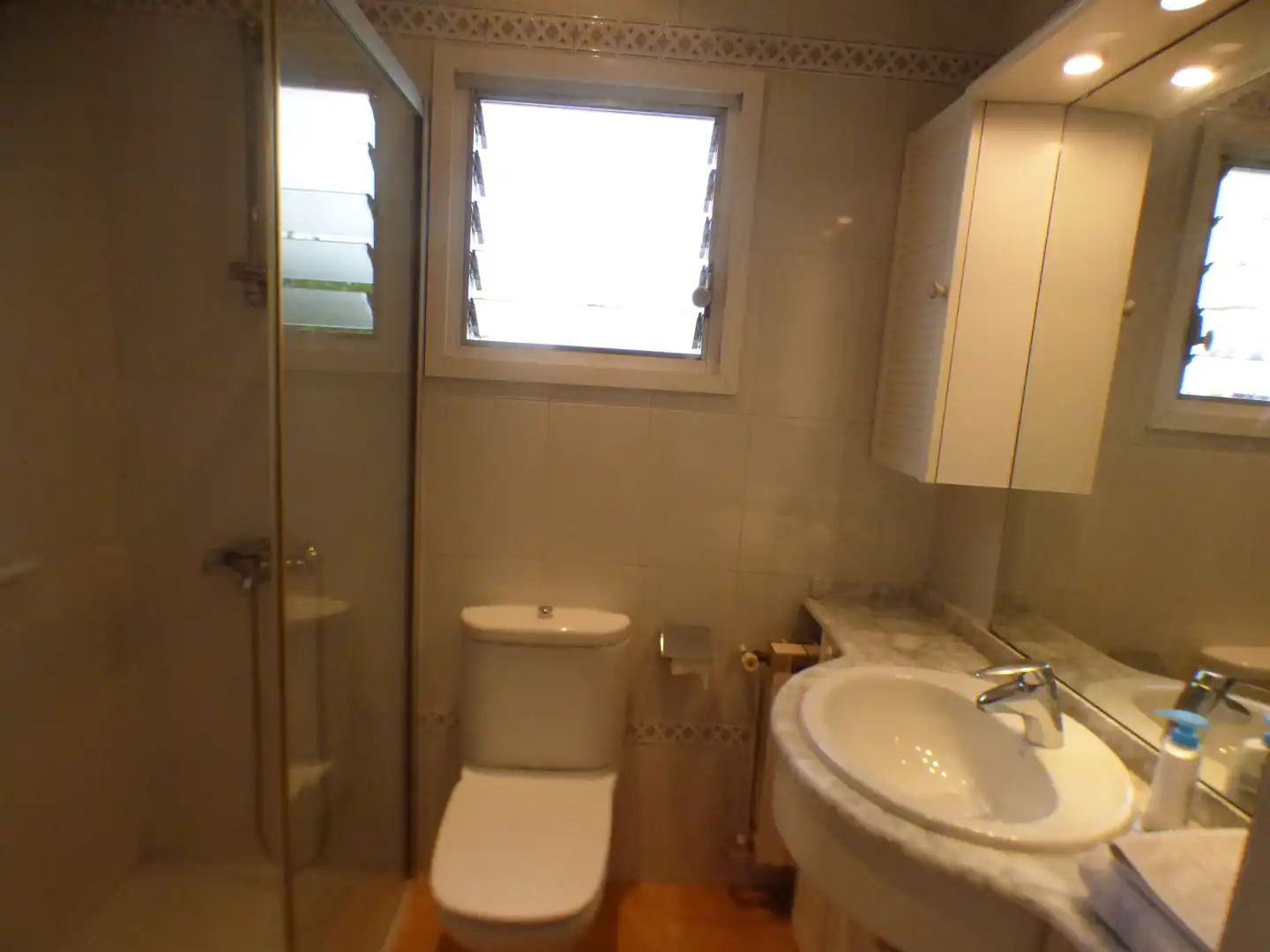 Baño de Casa adosada de alquiler en Girona con Calefacción, Jardín privado y Terraza